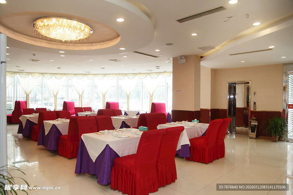 豪华宴会大厅整齐桌椅布置