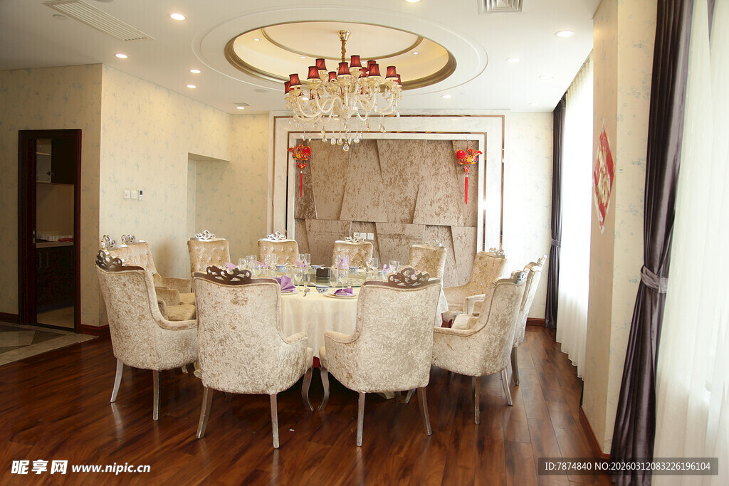 优雅餐厅布置尽显温馨氛围