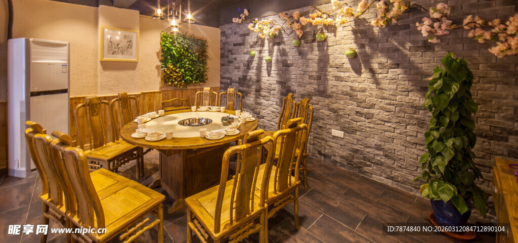 温馨木质餐厅用餐场景