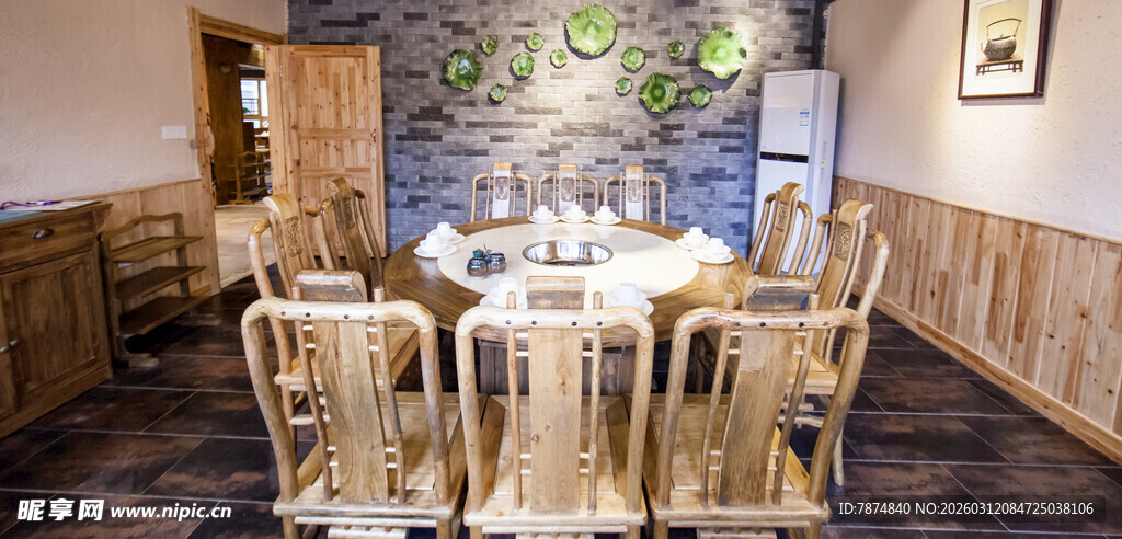 温馨木质餐厅用餐桌椅布置