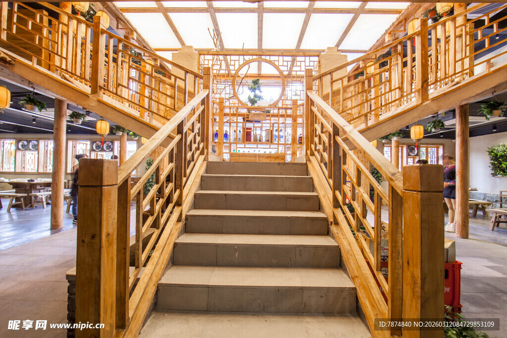 木质楼梯营造温馨空间