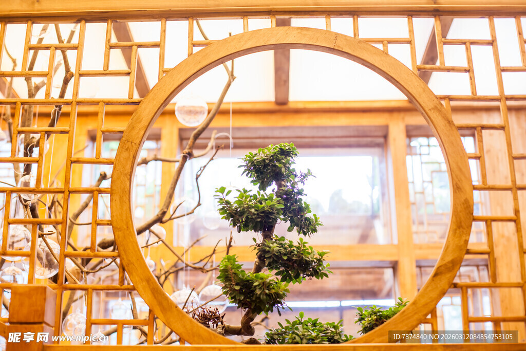 中式圆窗景下的雅致盆栽