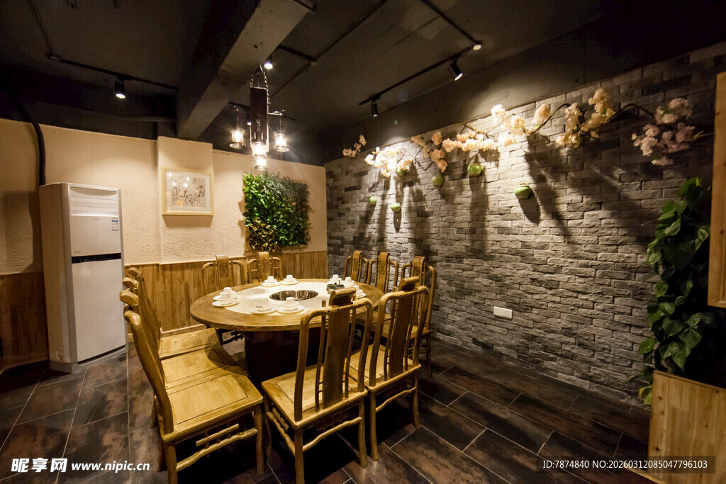 复古风温馨木质餐厅一角