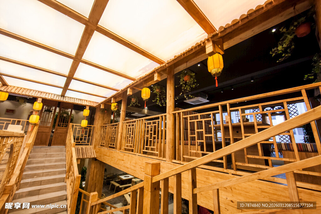 木质廊桥内景 温馨灯光