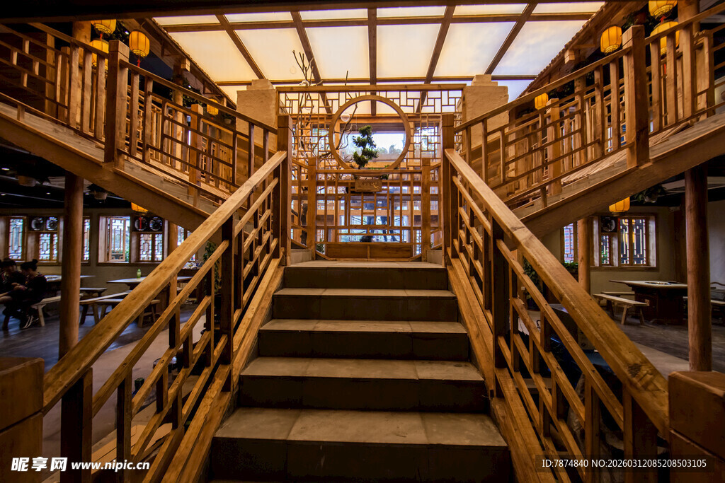 复古木质楼梯尽显典雅