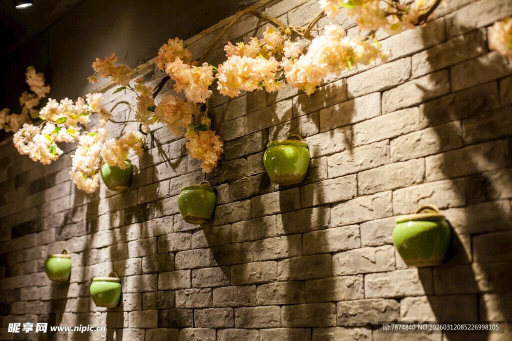 砖墙悬挂绿植花卉装饰