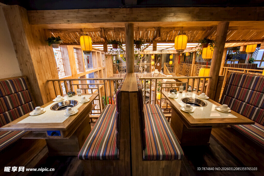 温馨木质餐厅内景布置