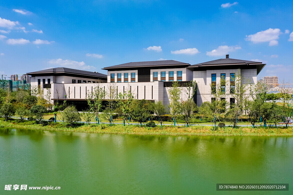 湖畔中式建筑群景观