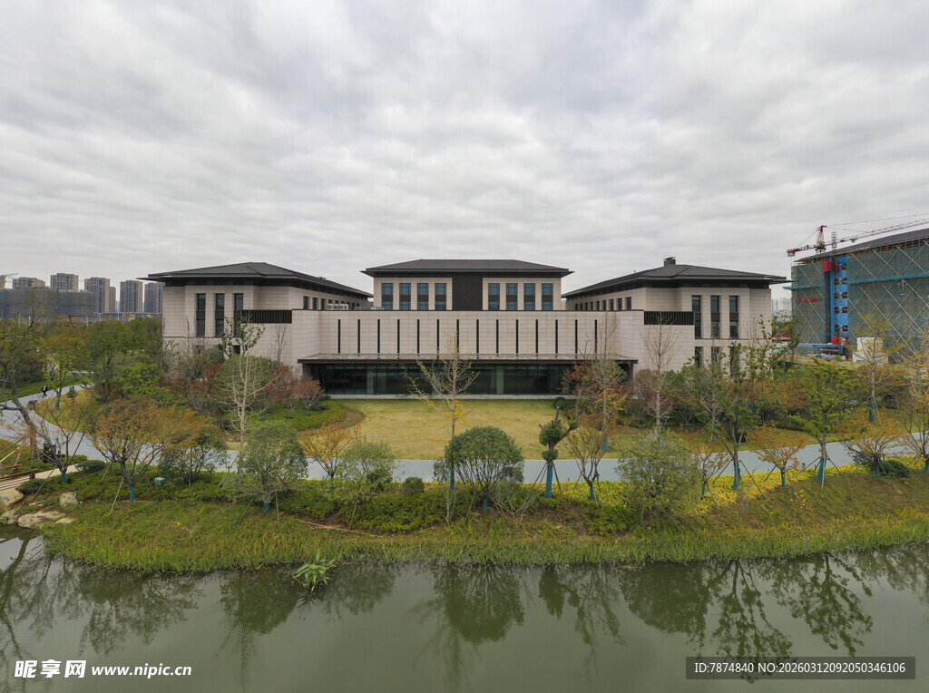 湖畔中式建筑群风景