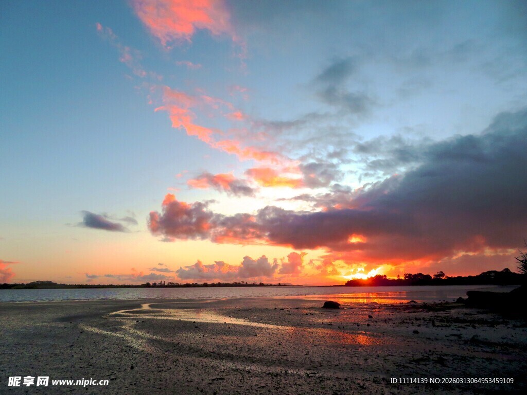 海边绚丽晚霞美景