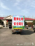 货车尾部安全标语醒目