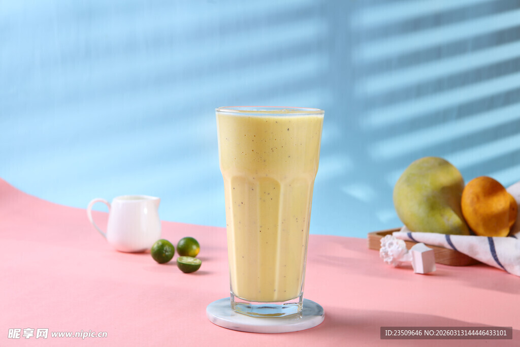 一杯美味的黄色果汁饮品