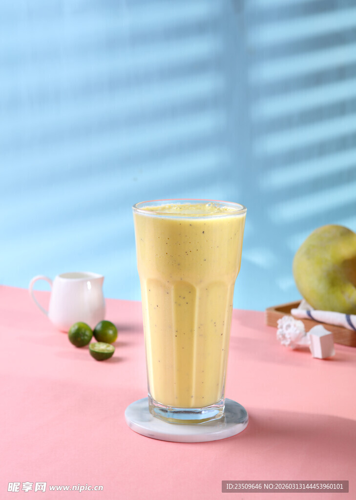 一杯美味芒果汁饮品