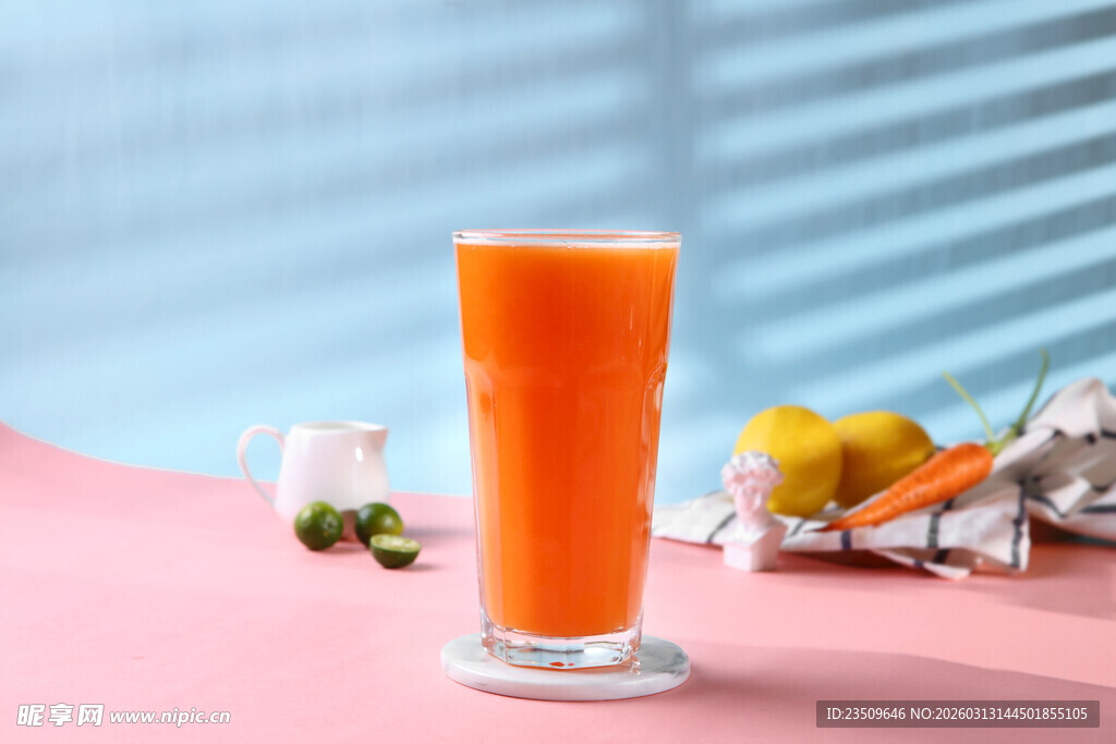 一杯鲜榨胡萝卜汁饮品
