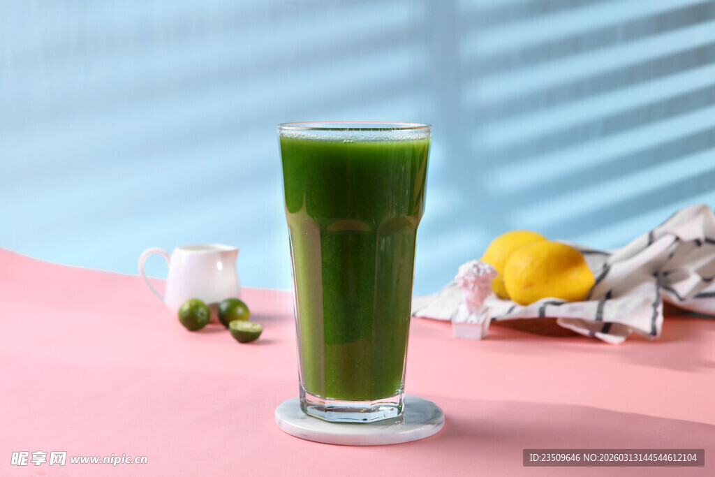 粉色桌面上的绿色果汁