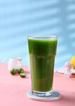 清新绿色抹茶拿铁饮品