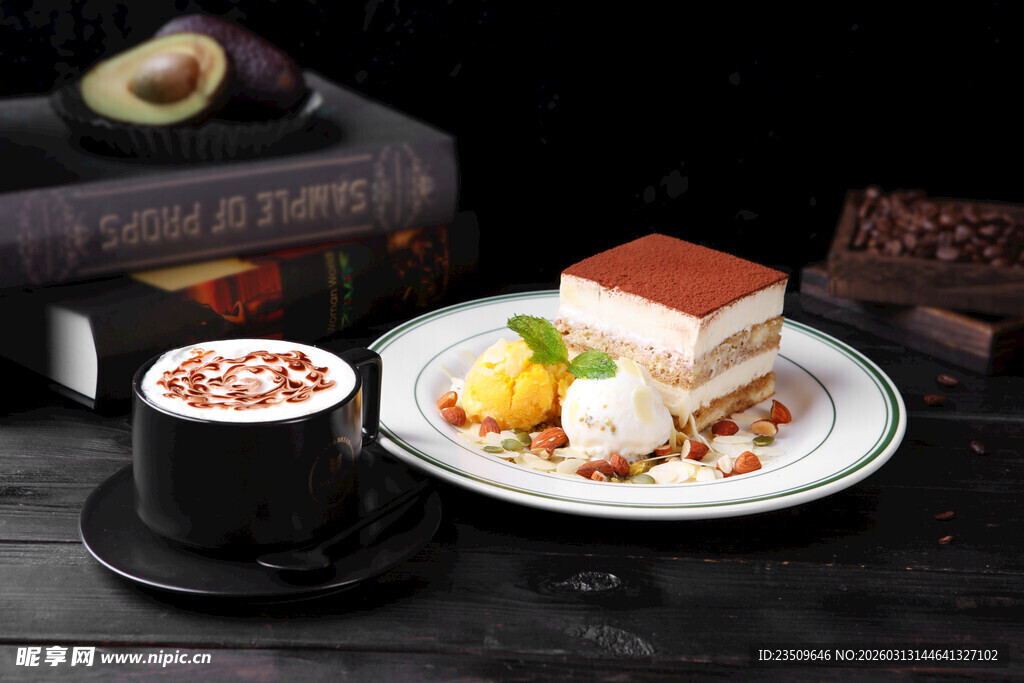 精致甜点与热饮组合