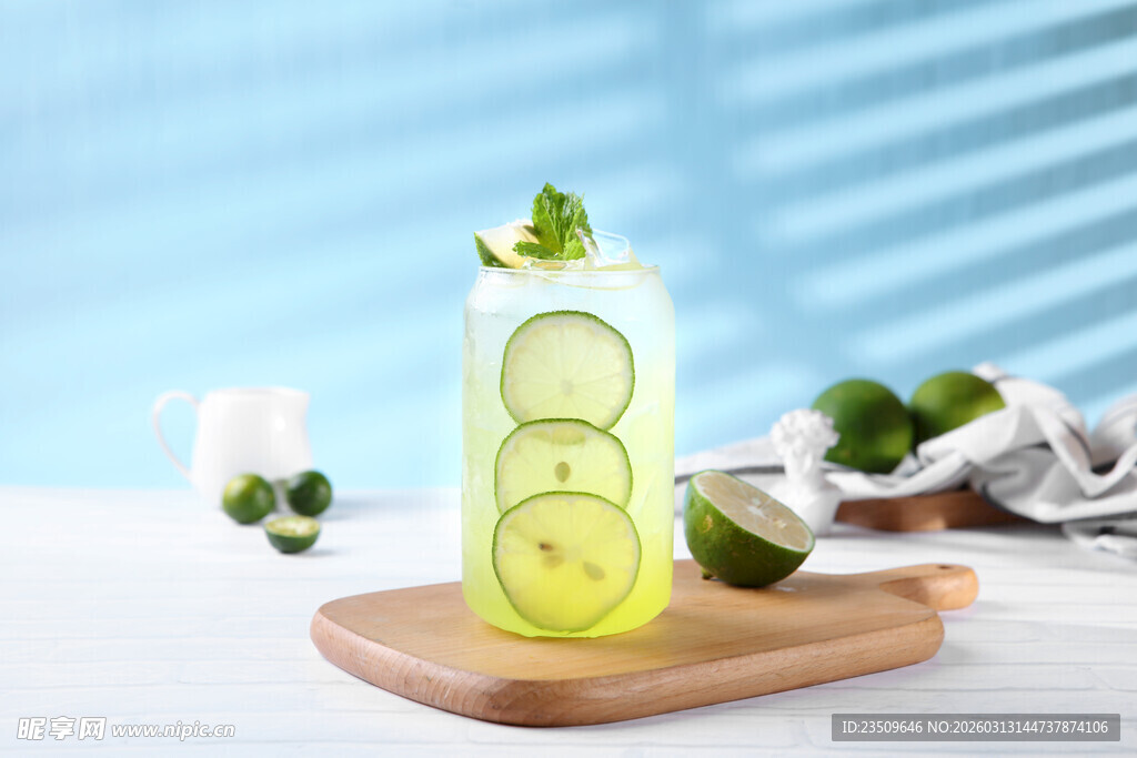 清新青柠气泡水饮品