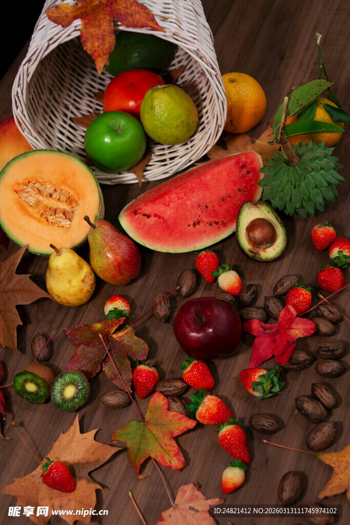 秋日缤纷水果与落叶组合