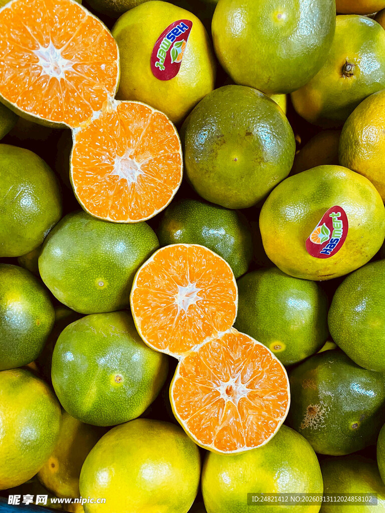 新鲜青橙与切开的橙子
