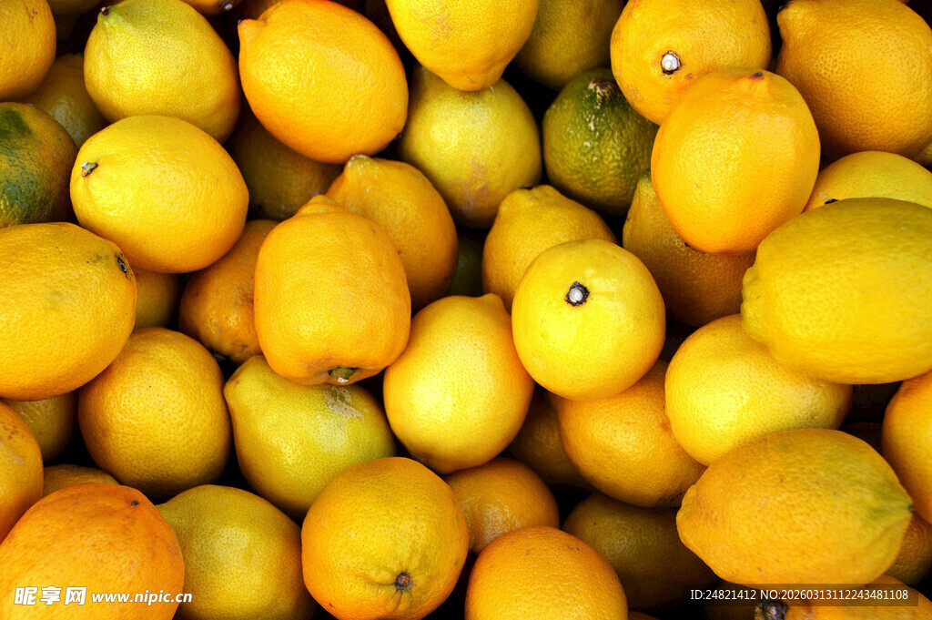 一堆饱满的黄色水果