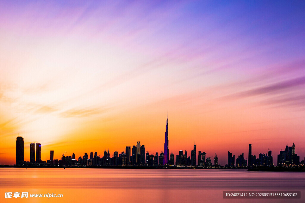 夕阳下的城市天际线美景
