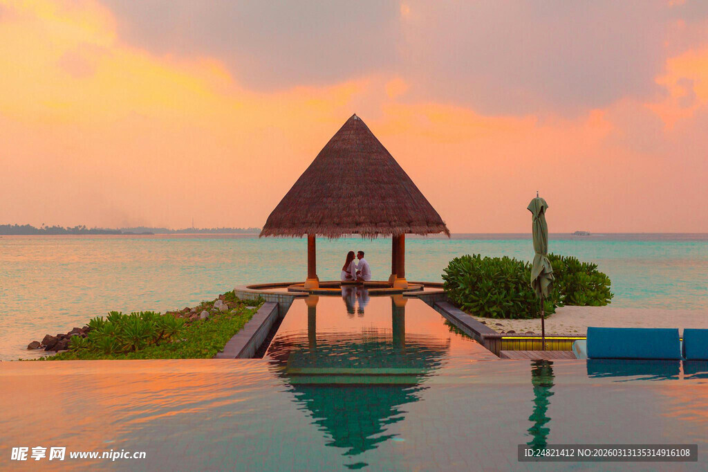 海边泳池畔的浪漫小屋