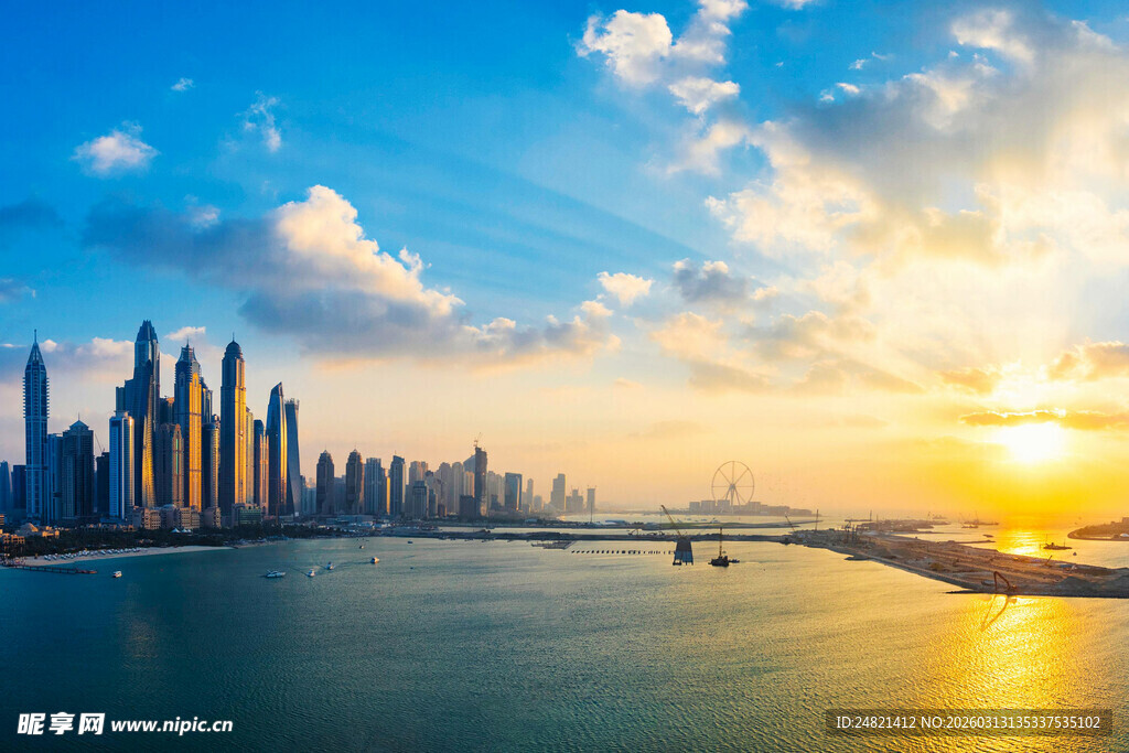 迪拜城市海滨壮丽日落景观