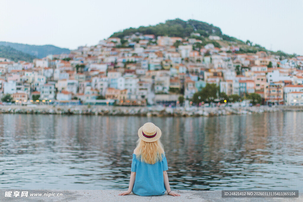女子眺望临水多彩小镇