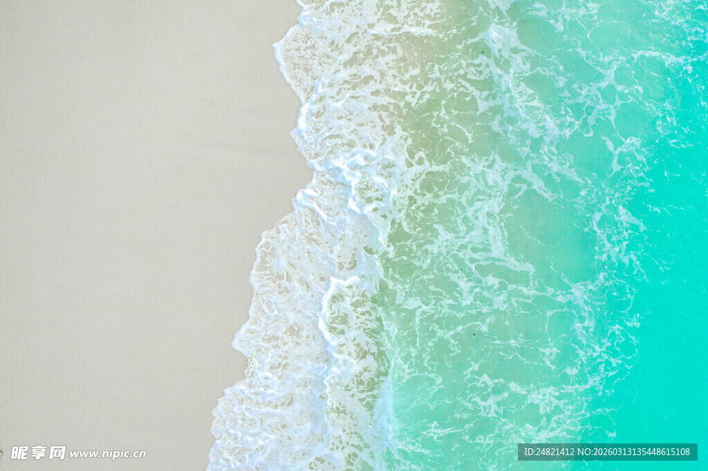 海边浪花与浅蓝海水美景