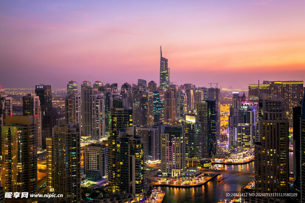 黄昏下的繁华都市夜景