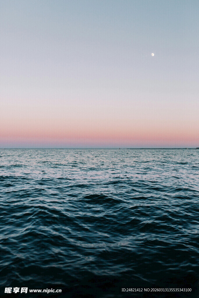 海上暮色中的宁静海面