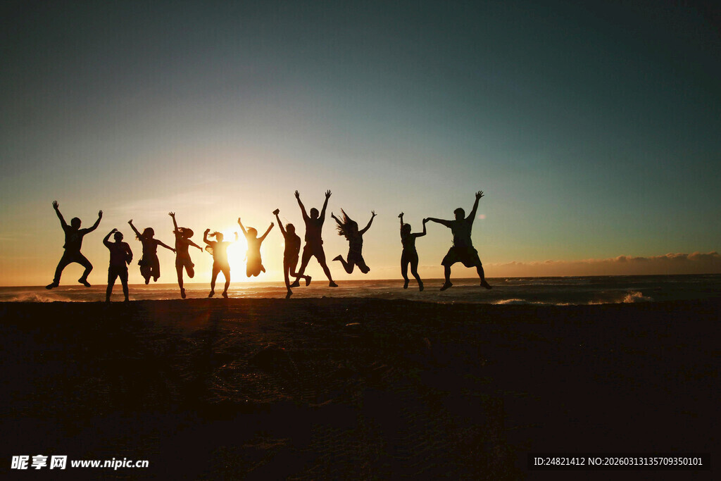 夕阳下的团队欢呼时刻