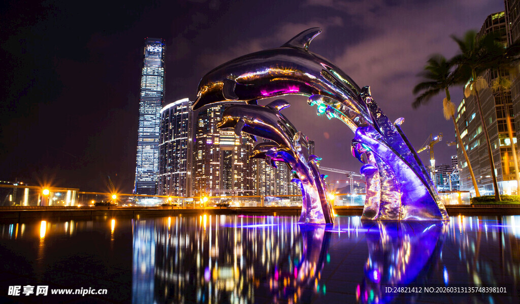 新加坡夜景中的艺术桥梁