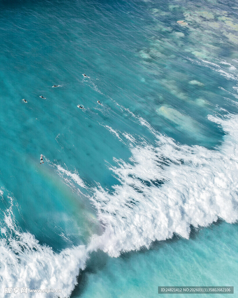蔚蓝大海中的白色浪花