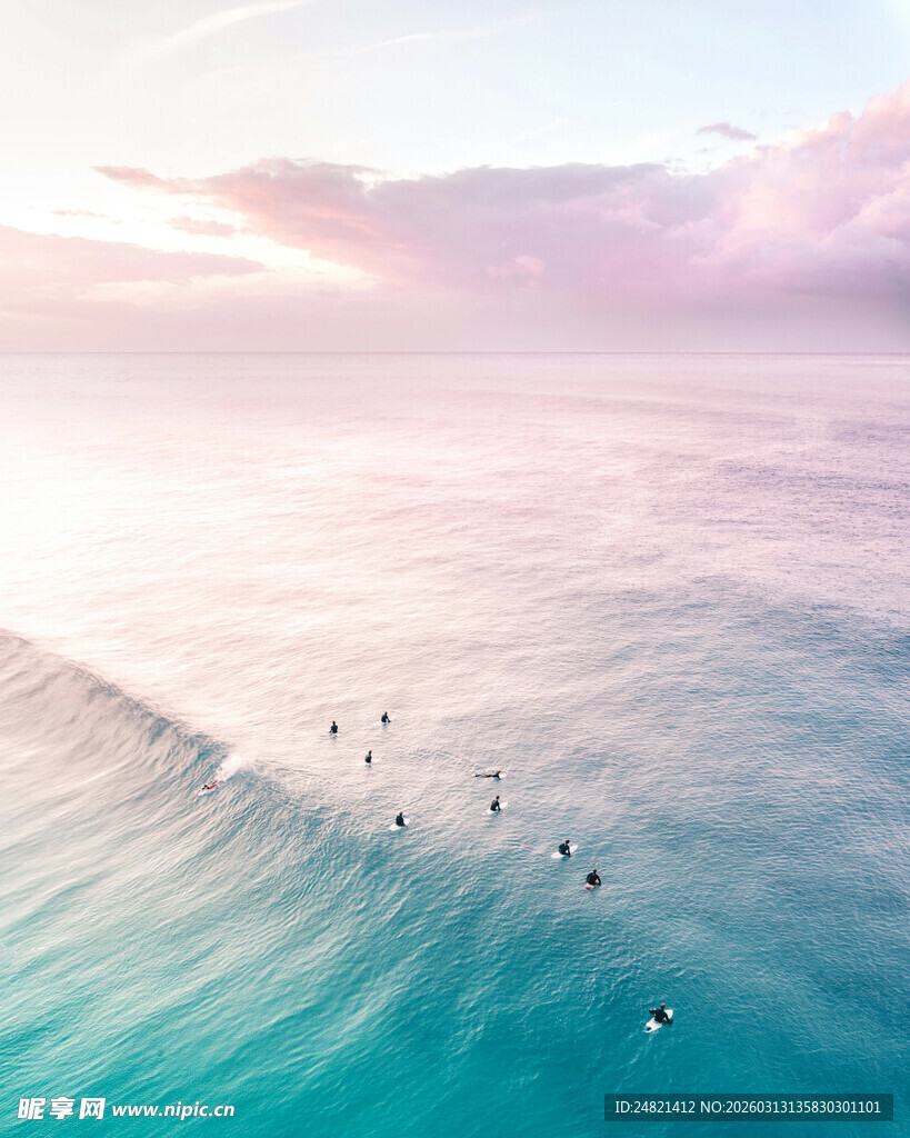 海上日出下的冲浪者