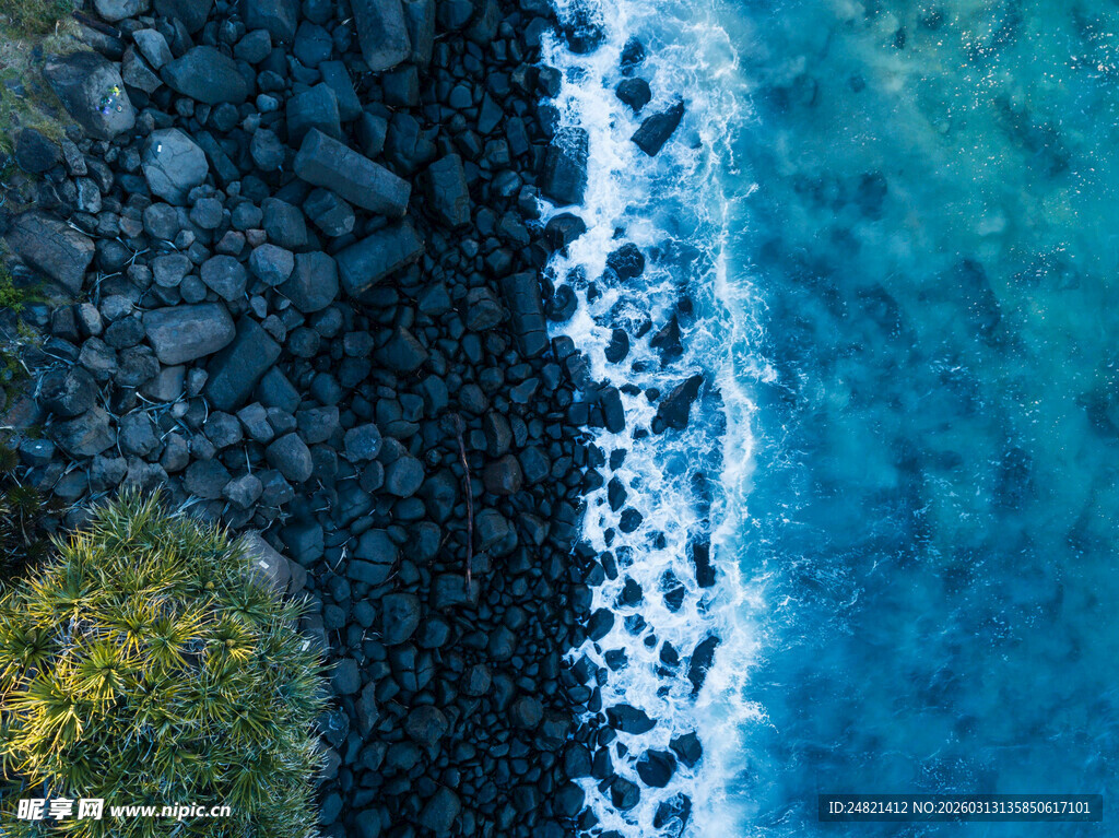 海边礁石与涌动的蓝色海浪