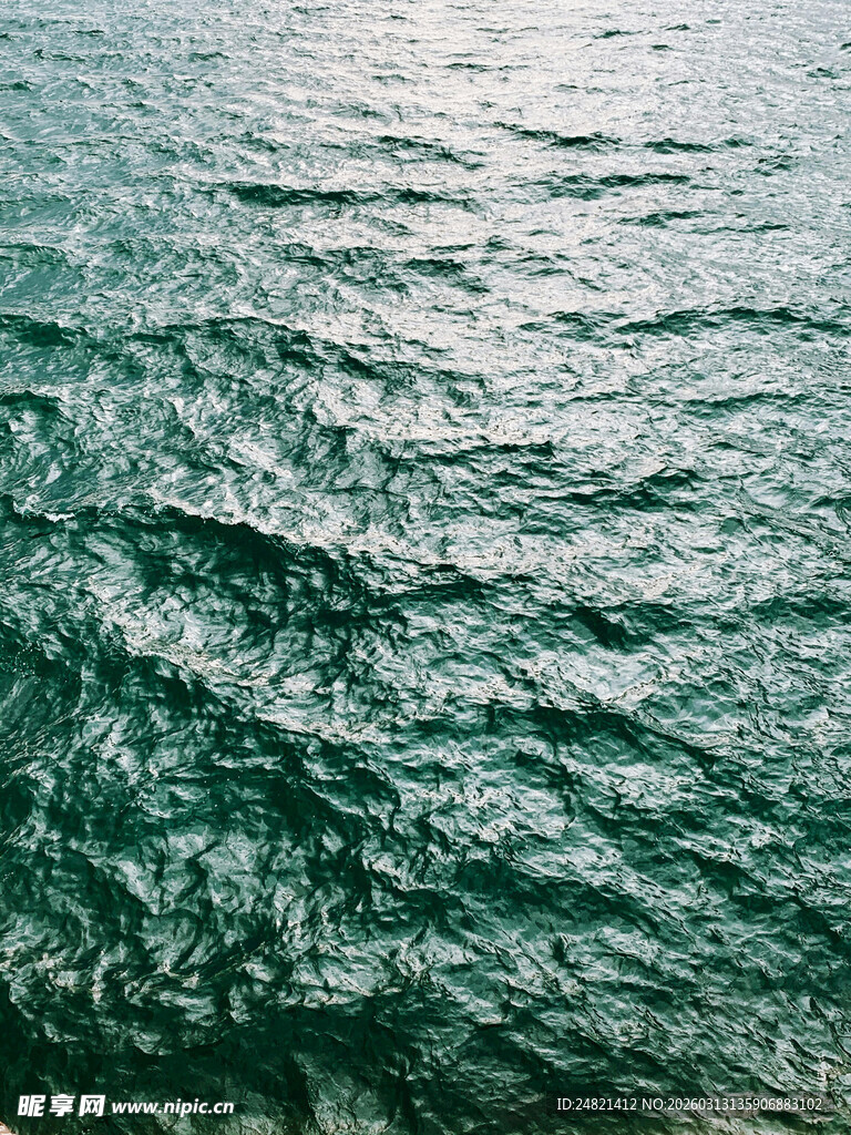 波光粼粼的海面