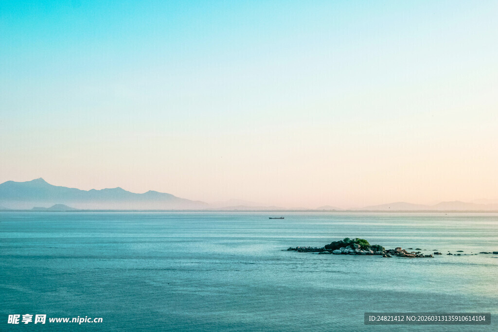海边日出时的静谧海面