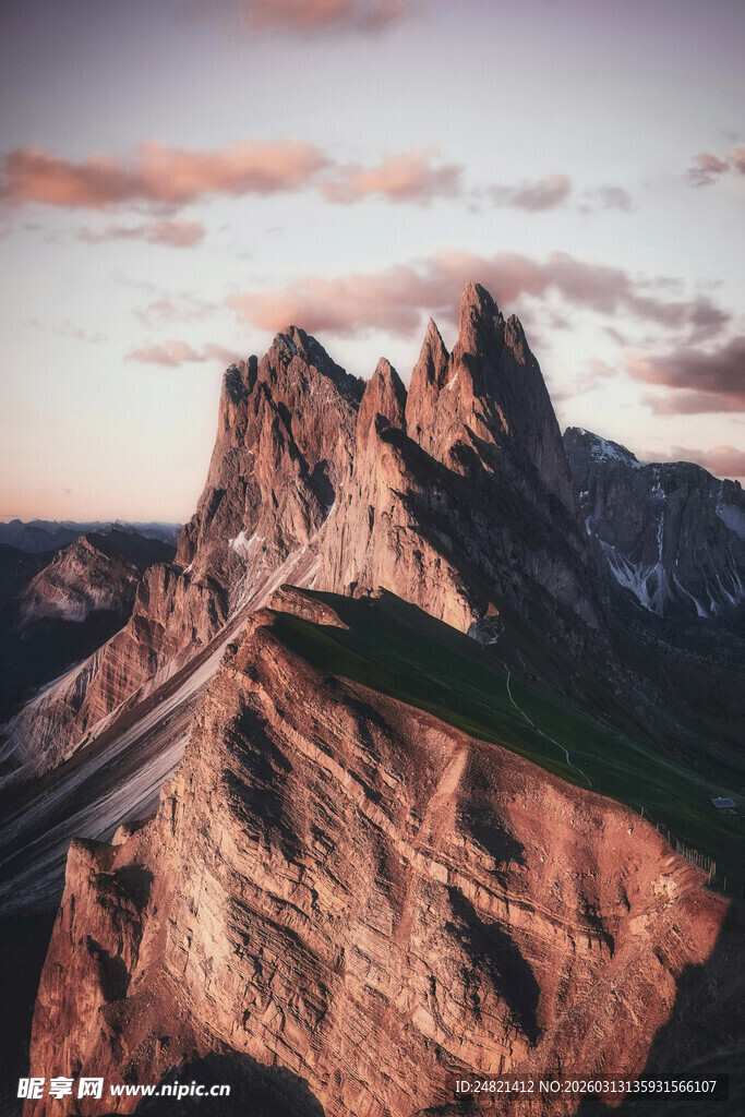 壮丽巍峨的山峰景观