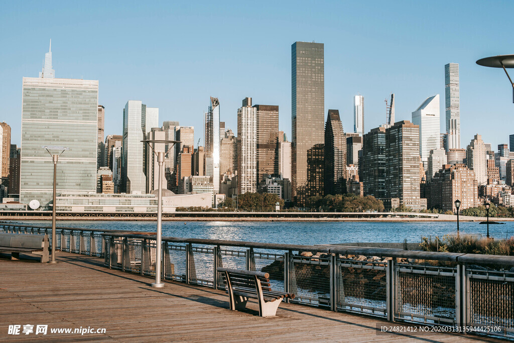 城市滨水风光下的高楼景观
