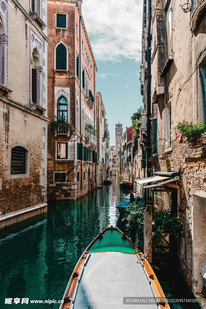 威尼斯运河上的小船之旅