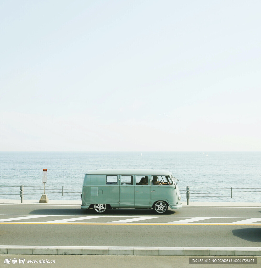 海边公路上的复古绿色面包车