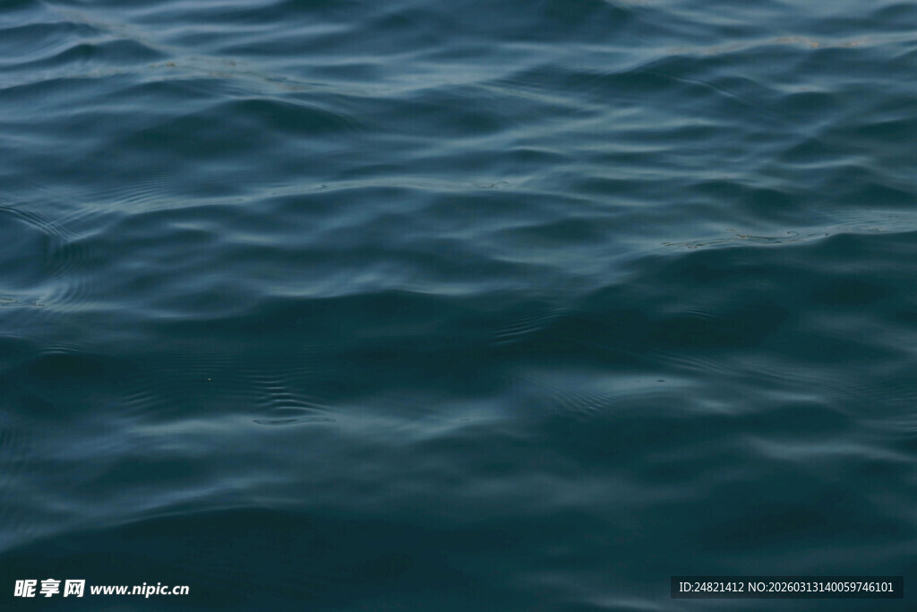 平静的蓝色海面