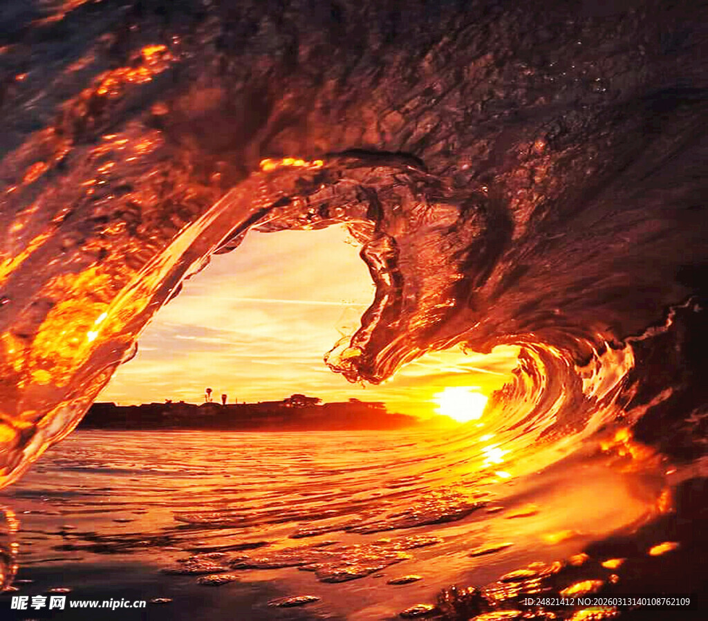 夕阳下的梦幻海浪奇观