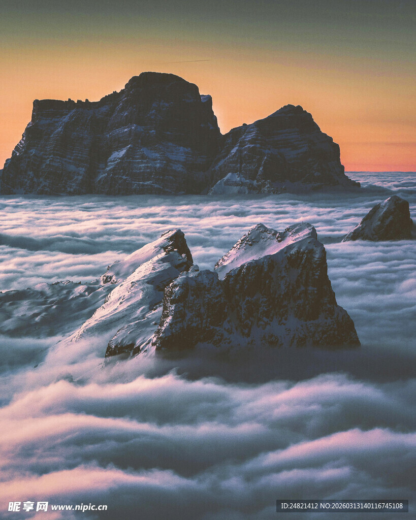 云海中的壮丽岩石景观