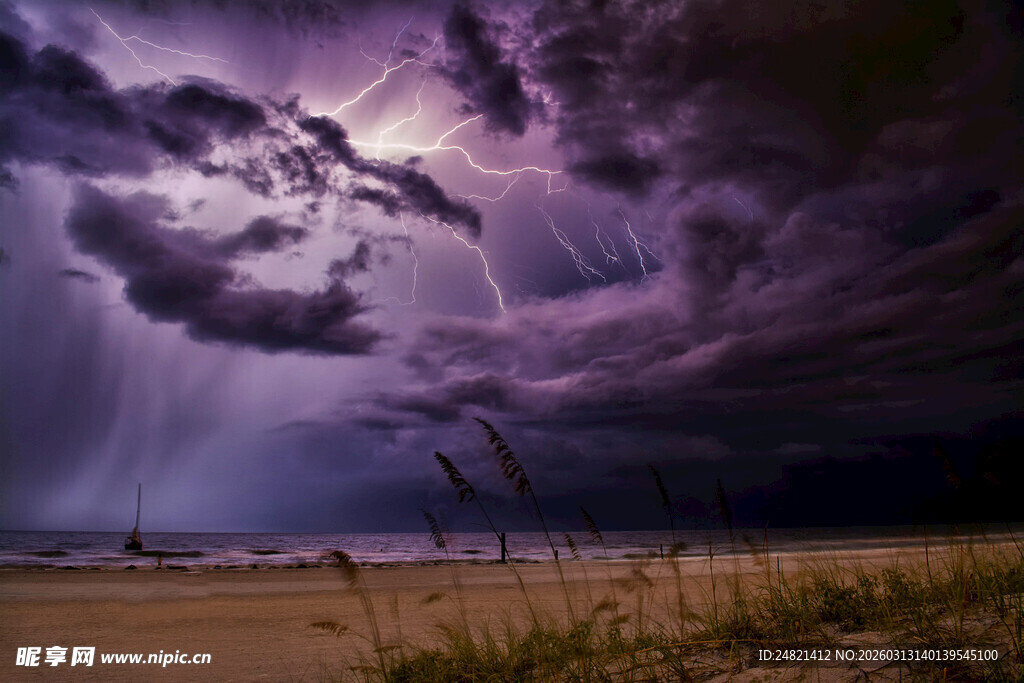 海边雷暴夜的震撼景象
