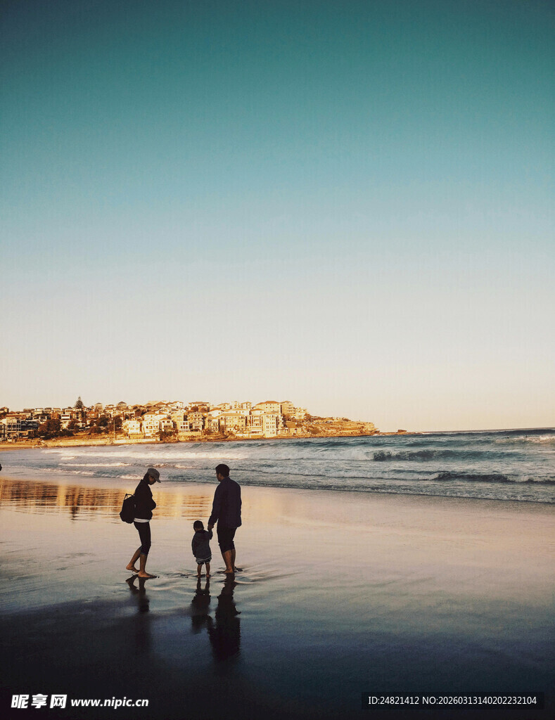 海滩漫步的温馨家庭时刻