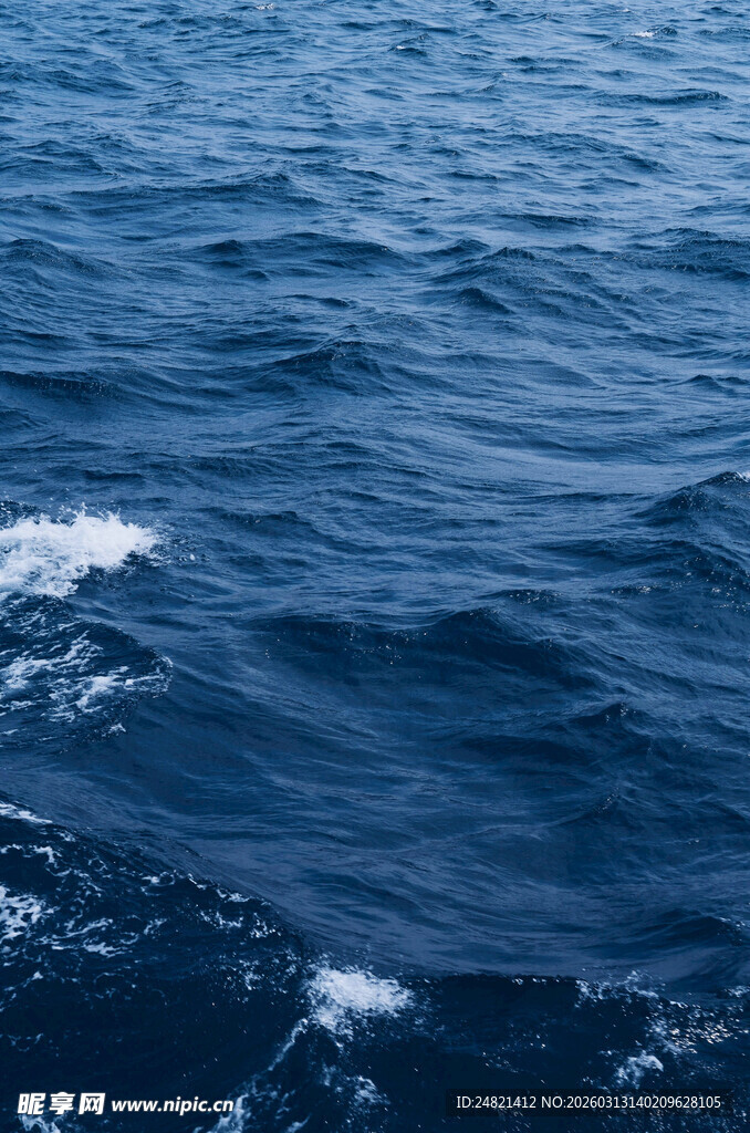 蓝色海洋的翻涌波浪