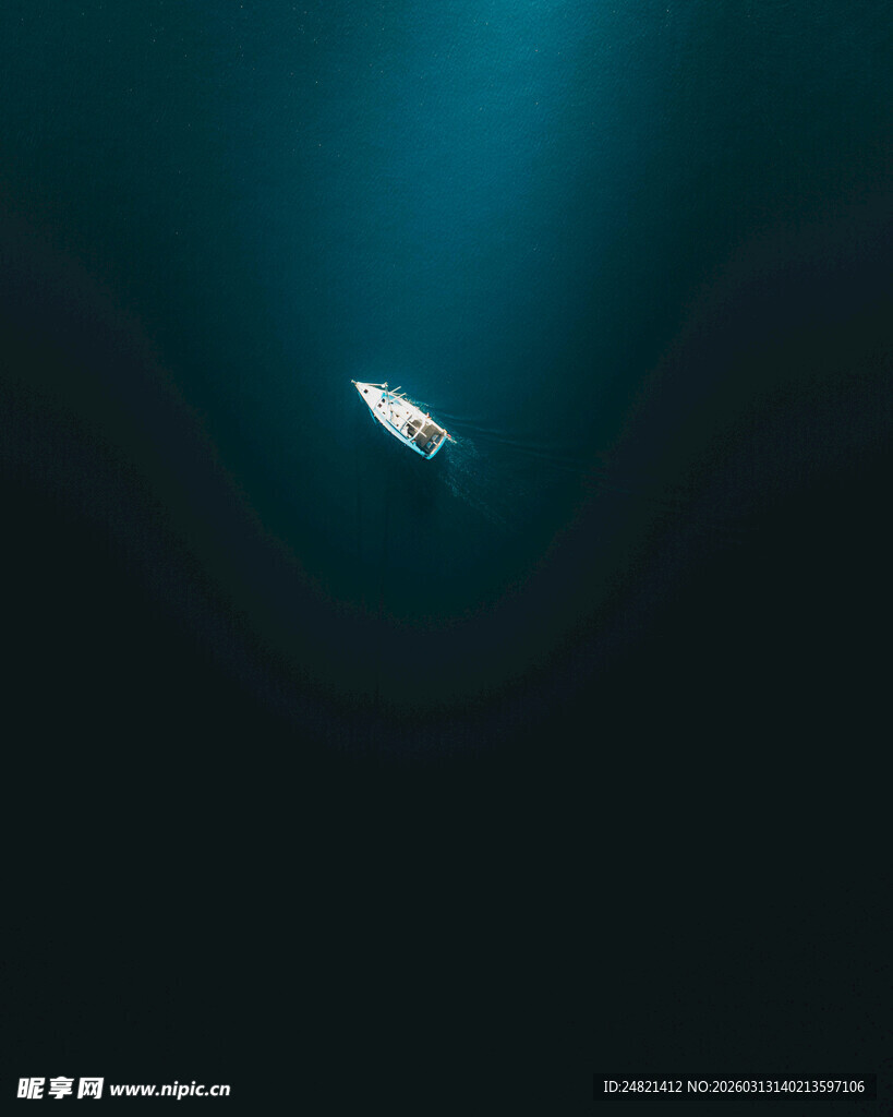 深海中的孤独航行船只